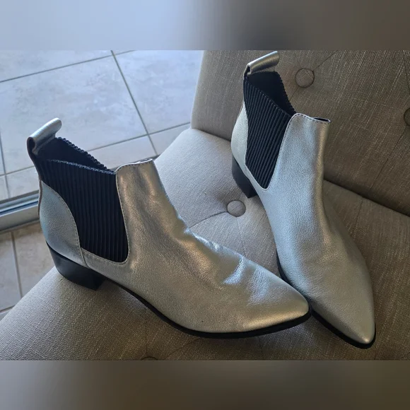 Dolce Vita Metallic Silver Ankle Booties. Pull-on, black elastic-side panel Sz:8 - Picture 2 of 4